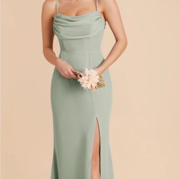 Elegant Off-Shoulder Green Dress - Picture 3 of 6